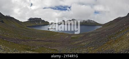 Landschaft Panorama Landschaft der Kamchatka Halbinsel: Blick auf den wunderschönen Bergsee im Krater Khangar Vulkan und Inseln im See. Asien, Russisch Far Ea Stockfoto