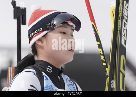 Die koreanische Biathletin Choi Yoonah Südkorea im Ziel nach Skifahren und Gewehrschießen. Regionale Jugendbiathlon-Wettbewerbe East Cup. Kamchat Stockfoto