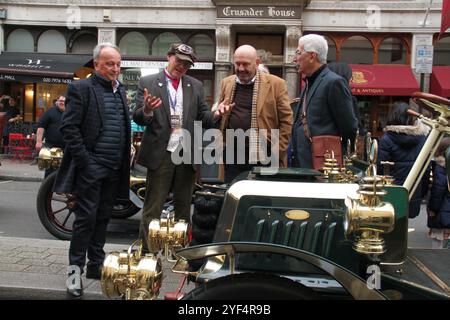 London, Großbritannien. November 2024. Die Teilnehmer präsentieren ihren Darracq Veteran Car 1903 in der Pall Mall vor dem Rennen von London nach Brighton am 3. November. Der Lauf mit einer Länge von 60 km ist das am längsten laufende Motorrennen der Welt. Der St London Hyde Park, London, ist seit 1936 der Ausgangspunkt und endet am Madeira Drive. Der älteste Wagen, der auf dieser Strecke eingelassen wurde, wurde 1894 gebaut, die Berechtigung wurde vor 1905 erteilt. Quelle: SOPA Images Limited/Alamy Live News Stockfoto