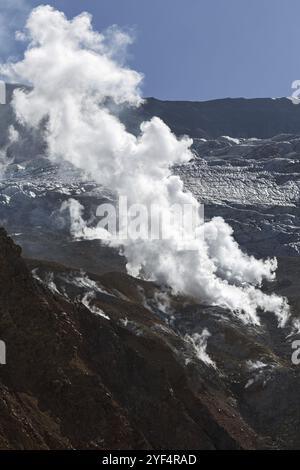 Natur von Kamtschatka: Fumarolen, heiße Quellen im Krater des aktiven Vulkans Mutnovsky auf der Halbinsel Kamtschatka. Russland, Fernost Stockfoto