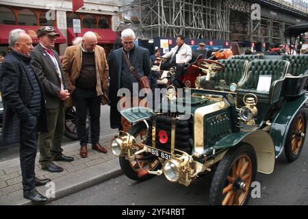 London, Großbritannien. November 2024. Die Teilnehmer präsentieren ihren Darracq Veteran Car 1903 in der Pall Mall vor dem Rennen von London nach Brighton am 3. November. Der Lauf mit einer Länge von 60 km ist das am längsten laufende Motorrennen der Welt. Der St London Hyde Park, London, ist seit 1936 der Ausgangspunkt und endet am Madeira Drive. Der älteste Wagen, der auf dieser Strecke eingelassen wurde, wurde 1894 gebaut, die Berechtigung wurde vor 1905 erteilt. Quelle: SOPA Images Limited/Alamy Live News Stockfoto