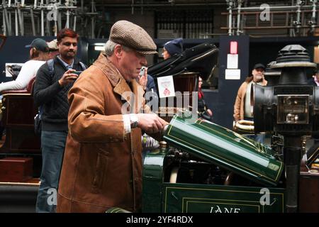 London, Großbritannien. November 2024. Ein Fahrer bereitet sein XYZ im Showcase in der Pall Mall vor. Der Lauf mit einer Länge von 60 km ist das am längsten laufende Motorrennen der Welt. Der St London Hyde Park, London, ist seit 1936 der Ausgangspunkt und endet am Madeira Drive. Der älteste Wagen, der auf dieser Strecke eingelassen wurde, wurde 1894 gebaut, die Berechtigung wurde vor 1905 erteilt. Quelle: SOPA Images Limited/Alamy Live News Stockfoto