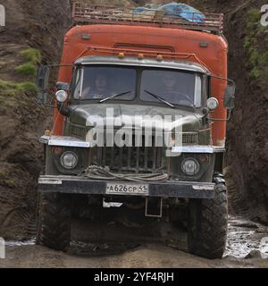 Ural, russischer Geländewagen, der auf Bergstraßen fährt, Transport Touristen in Richtung beliebter Reiseziele Klettern, h Stockfoto