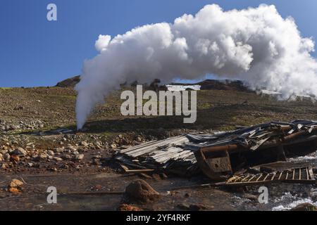 Emission von mineralischem natürlichem Thermalwasser, Dampf (Dampf-Wasser-Gemisch) aus geologischen Brunnen im geothermischen Ablagerungsgebiet, geothermischem Kraftwerk, Slop Stockfoto