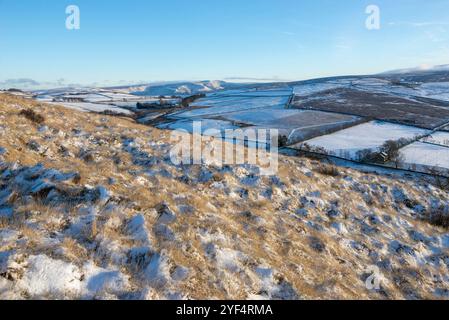 Schneebedeckte Wintermorgen in den Hügeln in der Nähe von Glossop am High Peak, Derbyshire, England. Stockfoto