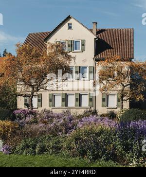 Haus mit schönem Garten im Herbst. Blumen im Park. Bietigheim-Bissingen. Deutschland, Europa. Herbst Park und Haus, niemand, Busch und Grenery Stockfoto