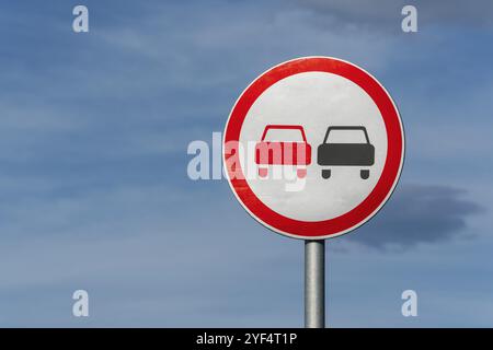 Überholverbot Straße Verkehrsschild mit zwei Autos. Information und Warnung im Straßenverkehr street sign, die Einhaltung von Regeln. Kopieren Sie Raum, Hintergrund für Bildungsinstitutionen. Stockfoto