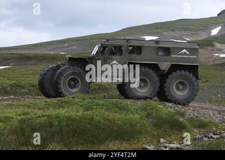 Schnee Sumpf off-road und All-terrain vehicle Predator für den Transport von Touristen und Reisende in den meisten schwierigen und harten Bedingungen auf der Fahrt Mount Road Stockfoto