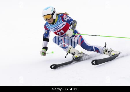 KAMTSCHATKA HALBINSEL, RUSSLAND, 2. APRIL 2019: Skiläuferin Fedorova Ksenia Moskau Skifahren hinunter. Russischer Skisportcup der Frauen, International Stockfoto