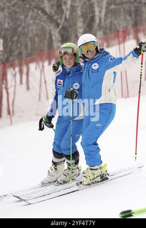 Porträt von zwei Bergfahrern Kamtschatka Ski Team während der Internationalen Meisterschaft der Skiverbände, Russian Women Alpine Skiing Cup, Giant Slaloms. Ka Stockfoto