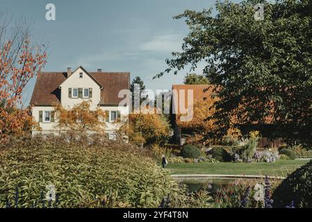 Haus mit schönem Garten im Herbst. Blumen im Park. Bietigheim-Bissingen. Deutschland, Europa. Herbst Park und Haus, niemand, Busch und Grenery Stockfoto