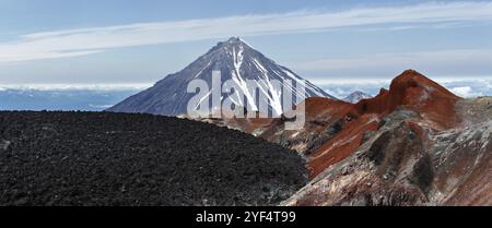 Wunderschöne vulkanische Landschaft: Panoramablick auf den aktiven Krater Avachinsky Vulkan auf Kamtschatka Halbinsel auf dem Hintergrund des Vulkans Korjak an einem sonnigen Tag. R Stockfoto