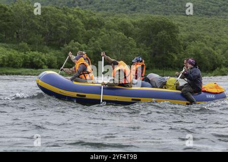 FAST RIVER, KAMTSCHATKA HALBINSEL, RUSSISCHER FERNOST, 15. JULI 2016: Sommer-Rafting auf Kamtschatka an düsteren Tagen: Rafting-Boot mit Reisenden an Bord der Floa Stockfoto