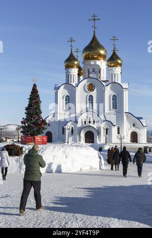 PETROPAVLOVSK, HALBINSEL KAMTSCHATKA, RUSSLAND, 6. JANUAR 2018: Gemeindemitglieder am Heiligabend spazieren zur orthodoxen Kathedrale der Heiligen Dreifaltigkeit von Petropavlow Stockfoto