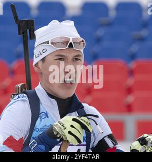 Porträt Sportler Biathlet Achtyamov Ilmir Sankt Petersburg im Ziel nach Skifahren, Gewehrschießen. Juniorbiathlon-Wettkämpfe östlich des Cup. Kamcha Stockfoto