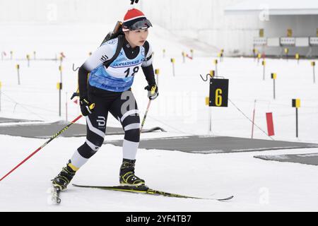 Die Sportlerin Choi Yoonah Südkoreas Skifahren im Distanz-Biathlonkomplex während der offenen regionalen Jugendbiathlonwettbewerbe East Cup. Kamtschatka Stockfoto