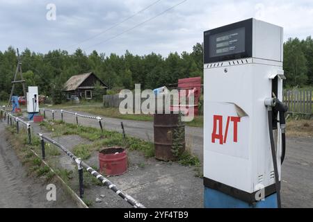 KAMTSCHATKA HALBINSEL, RUSSISCHER FERNOST, 30. JULI 2018: Alter sowjetischer Kraftstoffspender mit elektronischer Anzeigetafel für Dieselkraftstoff an der Provinztankstelle i Stockfoto