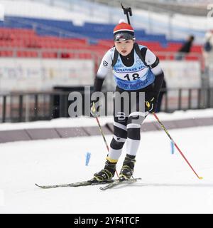 Die Sportlerin Choi Yoonah Südkoreas Skifahrer im Ski-Distanz-Biathlon-Stadion während der regionalen Juniorbiathlon-Wettbewerbe East of Cup. Kamcha Stockfoto