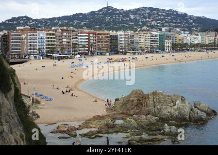 Farbenfrohe gelbe und orangefarbene Häuser und Brücke Pont de Sant Agusti spiegelten sich im Fluss Onyar in Girona, Katalonien, Spanien, wider. Kirche von Sant Feliu und Stockfoto