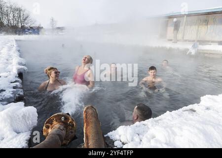 HALBINSEL KAMTSCHATKA, RUSSLAND, 2. Februar 2013: Eine Gruppe von Menschen, die sich im Winter im Pool mit natürlichem Thermalwasser entspannen. Eurasien, Russisch F Stockfoto