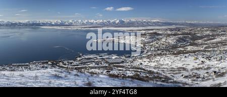 Winterlicher Panoramablick auf Petropavlovsk-Kamtschatski-Stadt, Avacha-Bucht, Pazifik und Seehafen an klaren sonnigen Tagen, gutes Wetter, um die Umgebung zu erkunden Stockfoto