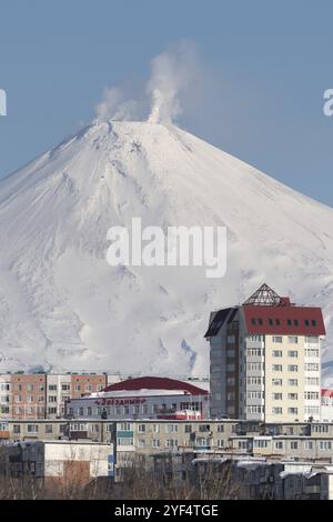 Winterstadtscape von Petropavlovsk-Kamtschatsky City, Fumaroles Aktivität des aktiven Avacha-Vulkans an sonnigen Tagen mit klarem blauen Himmel. Petropawlowsk, Kamch Stockfoto