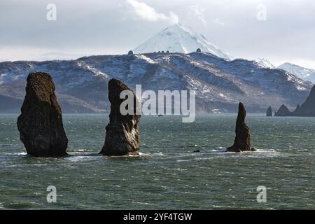 Malerische Meereslandschaft von Kamtschatka: Landschaft felsige Inseln im Meer mit Wellen, Three Brothers Rocks in Avachinskaya Bay (Avacha Bay) im Pazifik, po Stockfoto