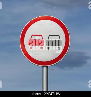 Kein überholendes Straßenverkehrsschild auf dem Hintergrund des blauen Himmels mit Wolken. Warnung und Information Straßenverkehrsschild, Einhaltung der Vorschriften. Kopie s Stockfoto