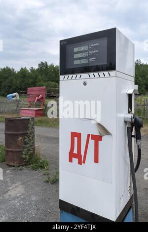 KAMTSCHATKA HALBINSEL, RUSSISCHER FERNOST, 30. JULI 2018: Alter sowjetischer Kraftstoffspender mit elektronischer Anzeigetafel für Dieselkraftstoff an der Provinztankstelle i Stockfoto