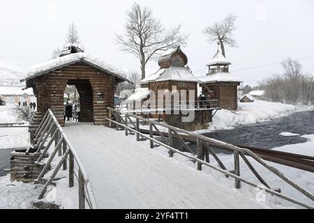 ESSO-DORF, KAMTSCHATKA, RUSSLAND, 09. MÄRZ 2013: Winterblick auf Holzgebäude Bystrinsky Ethnographisches Museum in der Region Bystrinsky auf Kamtschatka Peni Stockfoto