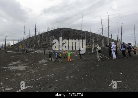 TOLBACHIK VULKAN, KAMTSCHATKA HALBINSEL, RUSSLAND, 17. September 2013: Gruppe von Touristen und Reisenden, die im Toten Wald (Toter Wald) spazieren gehen, Folge von Natur Stockfoto