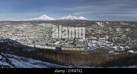 Panoramablick auf die Stadt Petropawlowsk-kamtschatski und Vulkane: Vulkan Koryaksky, Avacha Vulkan, kozelsky Vulkan. Russischen Fernen Osten, Kamtschatka Pe Stockfoto