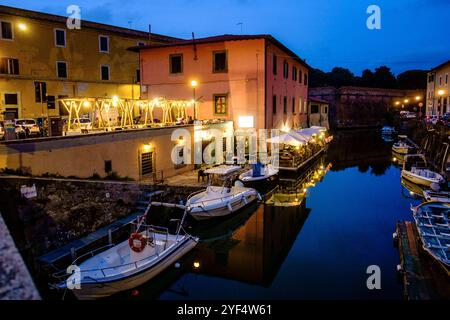 Am Abend zur blauen Stunde tummeln sich die Menschen in der Altstadt im Stadtviertel Venezia Nuova das von Kanälen druchziehen ist. Livorno, Toscana, Italien. In der Altstadt von Livorno *** am Abend zur blauen Stunde herrscht in der Altstadt von Venezia Nuova, die von Kanälen durchzogen wird Livorno, Toskana, Italien in der Altstadt von Livorno Stockfoto