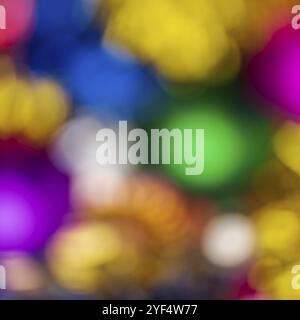 Abstrakte defokussierte romantische Weihnachtsdekoration, farbenfroher, verschwommener Bokeh-Hintergrund-Effekt. Unscharf leuchtende Lichter Zelebriertextur für die Verwendung bei Stockfoto