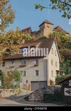 Das Alte Fachwerk in Deutschland. Malerischer Blick auf die mittelalterliche urbane Straßenarchitektur mit Fachwerkhäusern in der deutschen Altstadt Stockfoto