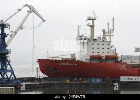 Russisches nuklearbetriebenes Eisbrecher an Bord des Schiffsträgers, des Containerschiffs Sevmorput, ankerte im Containerterminal im kommerziellen Seehafen. Pazifik O Stockfoto