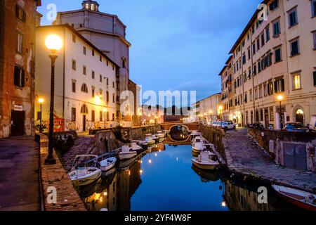 Am Abend zur blauen Stunde tummeln sich die Menschen in der Altstadt im Stadtviertel Venezia Nuova das von Kanälen druchziehen ist. Livorno, Toscana, Italien. In der Altstadt von Livorno *** am Abend zur blauen Stunde herrscht in der Altstadt von Venezia Nuova, die von Kanälen durchzogen wird Livorno, Toskana, Italien in der Altstadt von Livorno Stockfoto