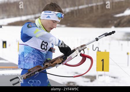 Biathlet lädt das Gewehr vor dem Schießen auf dem Schießstand auf. Sportler Biathlet Morilow Michail Chanty-Mansijsk. Regionaler Jugendbiathlonwettbewerb Stockfoto