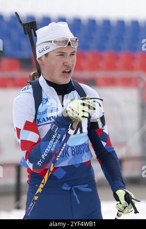 Porträt des russischen Sportlers Biathleten Ilmir Achtyamow (St. Petersburg) am Ziel nach Gewehrschießen und Skifahren. Offener regionaler Jugendbiathlon-Wettbewerb Stockfoto