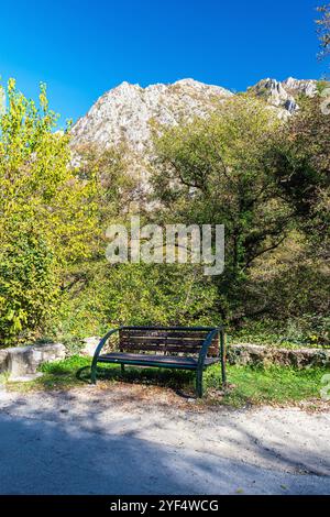 Einer der Ruhestätten am linken Ufer des Treska River, Matka Canyon. Stockfoto