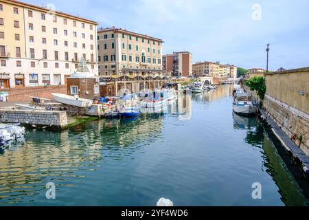 In der Altstadt im Stadtviertel Venezia Nuova das von Kanälen druchziehen ist, liegen zahlreiche Boote im Wasser. Livorno, Toscana, Italien. In der Altstadt von Livorno *** in der von Kanälen durchzogenen Altstadt im Stadtteil Venezia Nuova liegen zahlreiche Boote im Wasser Livorno, Toskana, Italien in der Altstadt von Livorno Stockfoto