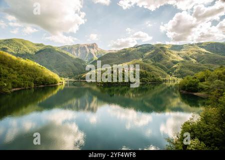 Blick über den Lago di Vagli Lucca, Toscana, Italien. Grüne Landschaft am Lago di Vagli *** Blick über den Lago di Vagli Lucca, Toskana, Italien Grüne Landschaft am Lago di Vagli Stockfoto