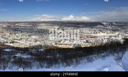 Winterpanorama Landschaft Wohngebäude Petropavlovsk-Kamtschatski Stadt, Landschaft Vulkane der Kamtschatka Halbinsel: Korjak Vulkan, Avacha Vol Stockfoto