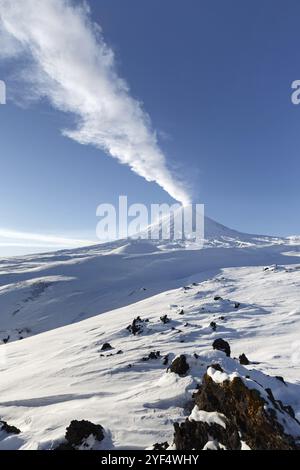 Wunderschöne winterliche Vulkanlandschaft der Kamtschatka Halbinsel: Blick auf den aktiven Klyuchevskoy Vulkan bei klarem Wetter, sonniger Tag. Eurasien, Russland Stockfoto