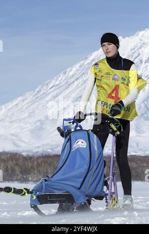 PETROPAVLOVSK, KAMTSCHATKA HALBINSEL, RUSSLAND, 25. Februar 2017: Laufhundeschlittenteam Kamtschatka Musher Yulja Chiruhina. Kamtschatka Schlittenhund Racing Beringia, Stockfoto