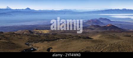 Atemberaubende farbige Panorama-Vulkanlandschaft der Kamtschatka Halbinsel, vulkanische Kegel und Lavageebene, leblose vulkanische Wüste mit Spaltausbrüchen Tolba Stockfoto