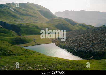 Der Bergsee Gentau ist einer der Ayous-Seen in den Atlantischen Pyrenäen. . Hochwertige Fotos Stockfoto