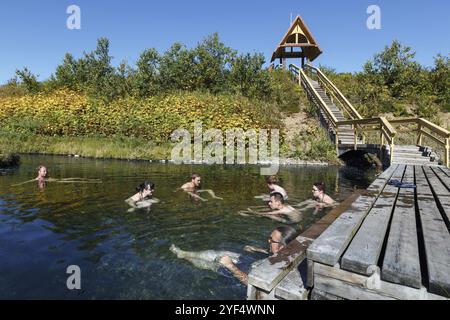 NALYCHEVO NATURPARK, KAMTSCHATKA HALBINSEL, RUSSLAND, 7. September 2013: Gruppe heißer Quellen im Nalytschevo Naturpark, Touristen nehmen eine therapeutische (medizinische) B Stockfoto