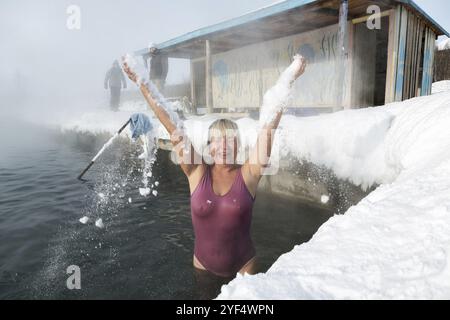 KAMTSCHATKA HALBINSEL, RUSSLAND, 02. Februar 2013: Frauen haben im Winter ein Thermalbad im Thermalbad. Eurasien, Russischer Fernost, Region Kamtschatski, Ana Stockfoto