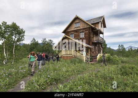 NALYCHEVO, HALBINSEL KAMTSCHATKA, RUSSLAND, 12. JULI 2014: Blick auf das Gebäude des Museums des Naturparks Nalytschevo, nach dem Umwelterziehungszentrum benannt Stockfoto